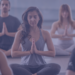 Cours collectif de yoga et de méditation.